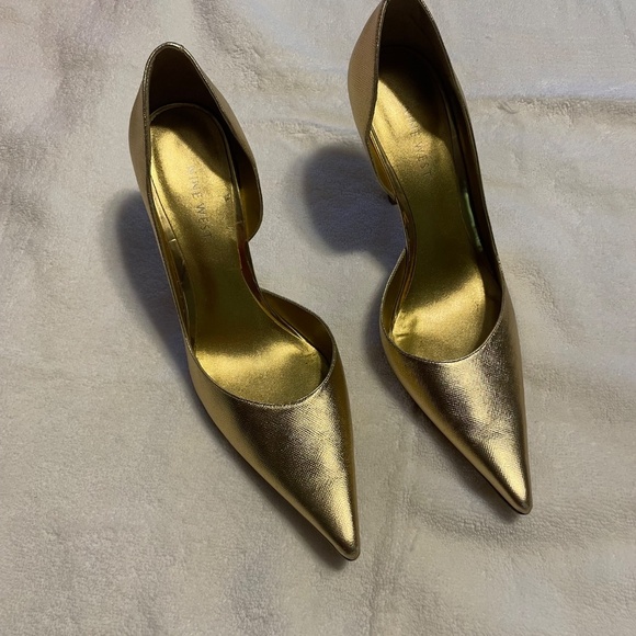 Nine West Gold Pointy Toe Pump - Picture 3 of 3